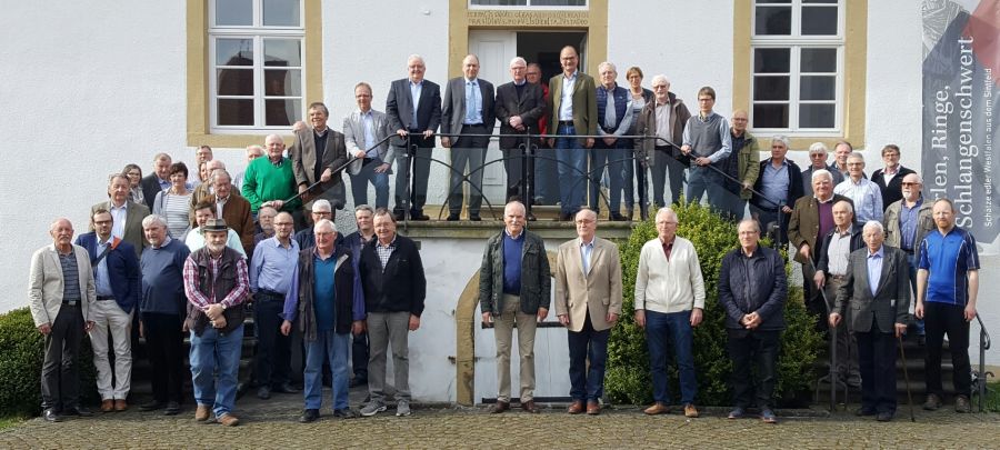 Ortsheimatpfleger und Ortschronisten bei der Frühjahrstagung vor dem „Alten Gericht“ in Fürstenberg: oben Mitte v.l: stellvertretende Landrat Vincenz Heggen, Bürgermeister Christoph Rüther, stellv. Kreisheimatpfleger Rudolf Koch und Matthias Graf von Westphalen (Foto: Kreis Paderborn, Romana Papenkordt